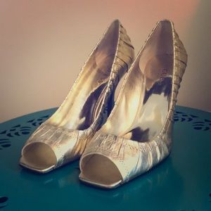 Guess peep-toed heels